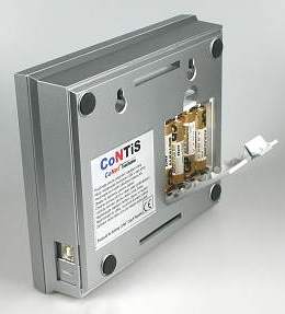 CoNTiS je napjen 4 tukovmi bateriemi nebo z USB nebo ze sovho zdroje - na obrzku je jeho konektor skryt pod krytkou znemoujc souasn pipojen USB.